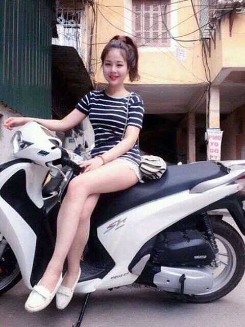 Hình Ảnh Cô Gái Bên Hoa Sen Vẻ Đẹp Thanh Lịch Và Truyền Thống Trong Từng Khoảnh Khắc Làm Say Đắm Lòng Người