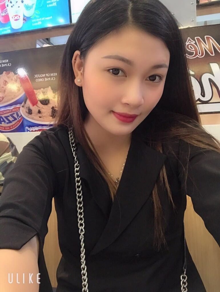 Ảnh Gái Xinh Cute Đeo Kính Điểm Nhấn Tuyệt Vời Của Giới Trẻ Việt Nam Qua Từng Khoảnh Khắc